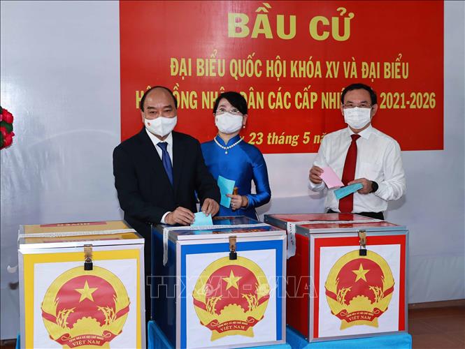 Chủ tịch nước Nguyễn Xuân Phúc bỏ phiếu bầu cử tại huyện ...