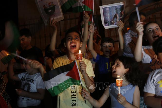 Trong ảnh: Trẻ em tại thành phố Nablus, Bờ Tây, tham gia tuần hành bày tỏ ủng hộ với người Palestine ở Dải Gaza, ngày 20/5/2021. Ảnh: THX/ TTXVN