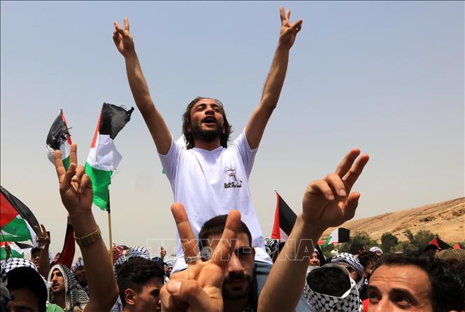 Trong ảnh: Người dân tại Al-Karama, Jordan, tham gia tuần hành ủng hộ thỏa thuận ngừng bắn giữa Israel và phong trào Hồi giáo Hamas của Palestine, ngày 21/5/2021. Ảnh: THX/ TTXVN
