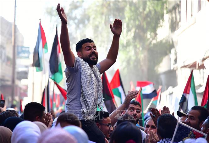 Trong ảnh: Người dân tại Damascus, Syria, tham gia tuần hành ủng hộ người dân Palestine, ngày 19/5/2021. Ảnh: THX/ TTXVN
