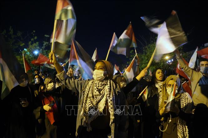 Trong ảnh: Người dân tại Ankara, Thổ Nhĩ Kỳ, tham gia tuần hành ủng hộ người dân Palestine, ngày 10/5/2021. Ảnh: THX/ TTXVN