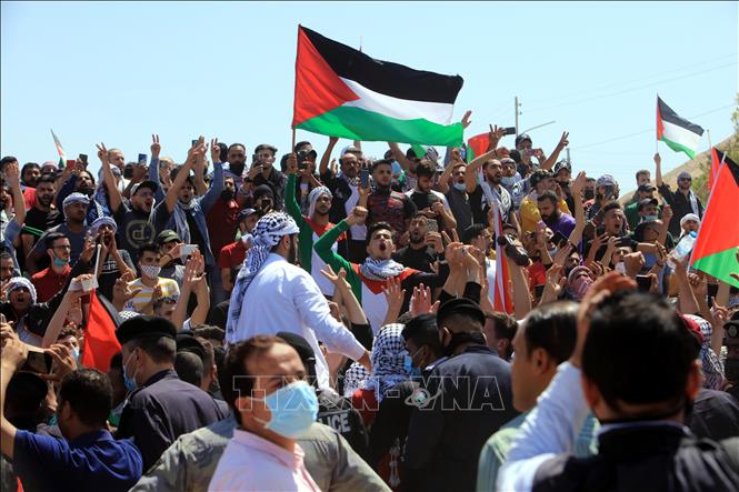Trong ảnh: Người dân tại Al-Karama, Jordan, tham gia tuần hành ủng hộ người dân Palestine, ngày 14/5/2021. Ảnh: THX/ TTXVN