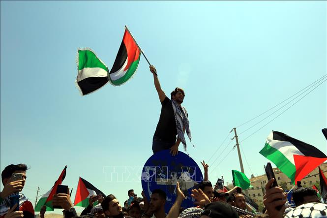 Trong ảnh: Người dân tại Al-Karama, Jordan, tham gia tuần hành ủng hộ người dân Palestine, ngày 14/5/2021. Ảnh: THX/ TTXVN