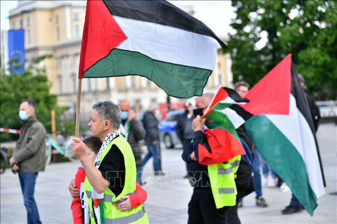 Trong ảnh: Người dân tại Wroclaw, Ba Lan, tham gia tuần hành ủng hộ người dân Palestine, ngày 19/5/2021. Ảnh: PAP/ TTXVN