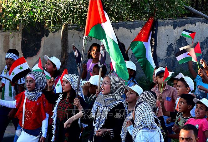 Trong ảnh: Người dân tại Damascus, Syria, tham gia tuần hành ủng hộ người dân Palestine, ngày 19/5/2021. Ảnh: THX/ TTXVN