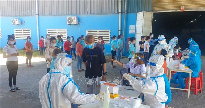 Trong ảnh: Lấy mẫu xét nghiệm SARS-CoV-2 cho người lao động tại các Khu công nghiệp ở Đà Nẵng. Ảnh: TTXVN phát