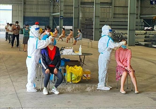 Trong ảnh: Lấy mẫu xét nghiệm SARS-CoV-2 cho người lao động tại các Khu công nghiệp ở Đà Nẵng. Ảnh: TTXVN phát

