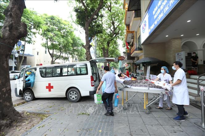 Trong ảnh: Vận chuyển bệnh nhân tại bệnh viện K cơ sở Phan Chu Trinh. Ảnh: Minh Quyết - TTXVN
