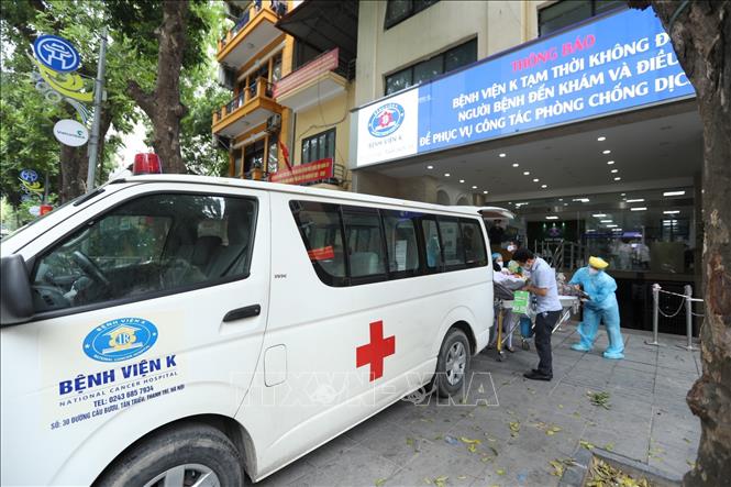 Trong ảnh: Vận chuyển bệnh nhân tại bệnh viện K cơ sở Phan Chu Trinh. Ảnh: Minh Quyết - TTXVN