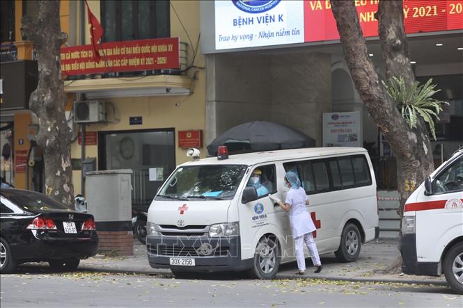 Trong ảnh: Vận chuyển bệnh nhân tại bệnh viện K cơ sở Phan Chu Trinh. Ảnh: Minh Quyết - TTXVN