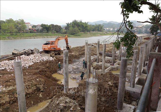 Trong ảnh: Đoạn kè số 2 từ điểm bắt đầu bờ lõm sông (K1+140,7) đến cầu Hợp Giang – Hòa Chung (K1+410,9) đang được triển khai thi công. Ảnh: Vũ Sinh - TTXVN