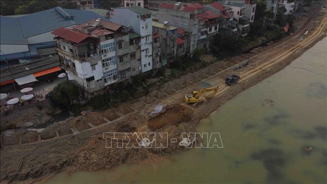 Trong ảnh: Đoạn kè số 3 từ Hợp Giang – Hòa Chung (K1+410,9) đến vị trí ngầm sông Hiến đang được triển khai thi công. Ảnh: Vũ Sinh - TTXVN