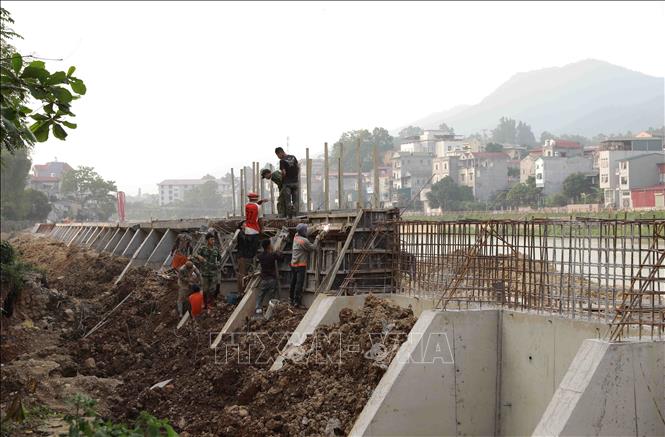 Trong ảnh: Đoạn kè số 3 từ Hợp Giang – Hòa Chung (K1+410,9) đến vị trí ngầm sông Hiến đang được triển khai thi công. Ảnh: Vũ Sinh - TTXVN