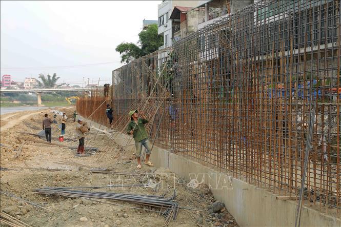 Trong ảnh: Đoạn kè số 3 từ Hợp Giang – Hòa Chung (K1+410,9) đến vị trí ngầm sông Hiến đang được triển khai thi công. Ảnh: Vũ Sinh - TTXVN