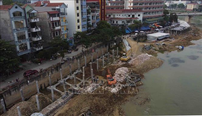 Trong ảnh: Đoạn kè số 2 từ điểm bắt đầu bờ lõm sông (K1+140,7) đến cầu Hợp Giang – Hòa Chung (K1+410,9) đang được triển khai thi công. Ảnh: Vũ Sinh - TTXVN