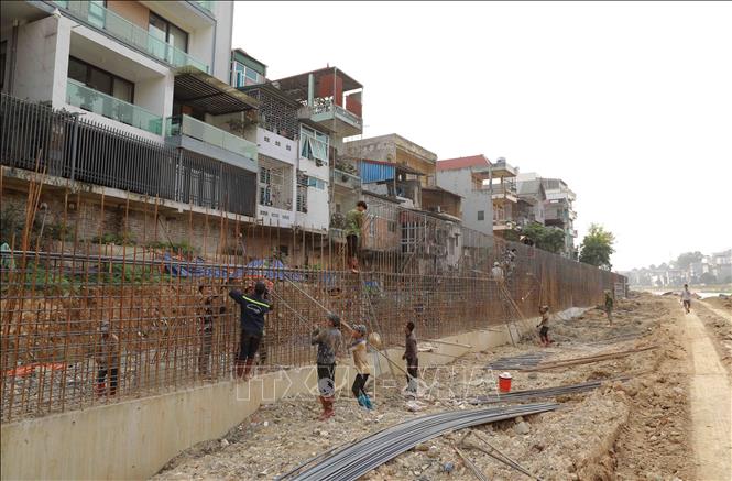 Trong ảnh: Đoạn kè số 3 từ Hợp Giang – Hòa Chung (K1+410,9) đến vị trí ngầm sông Hiến đang được triển khai thi công. Ảnh: Vũ Sinh - TTXVN