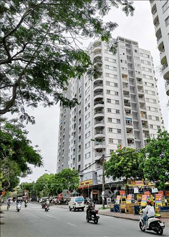 Trong ảnh: Tòa 15T1, chung cư 310 Minh Khai đang thực hiện cách ly tạm thời. Ảnh: Thanh Tùng - TTXVN 