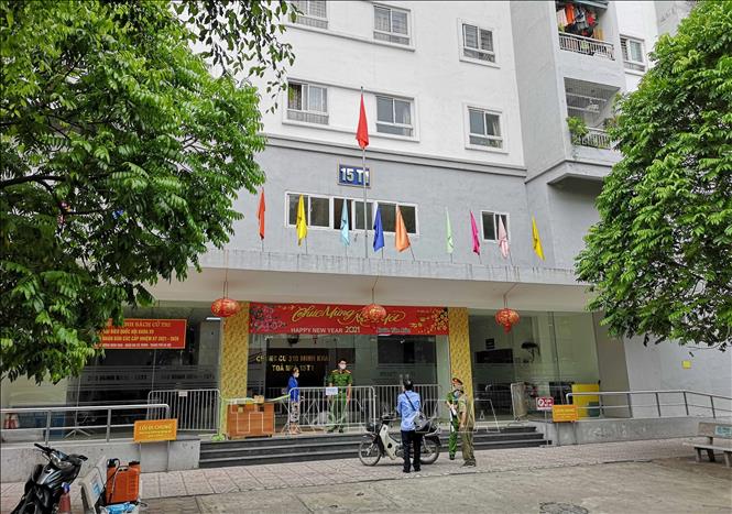 Trong ảnh: Tòa 15T1, chung cư 310 Minh Khai đang thực hiện cách ly tạm thời. Ảnh: Thanh Tùng - TTXVN 