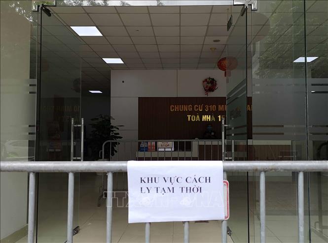 Trong ảnh: Tòa 15T1, chung cư 310 Minh Khai đang thực hiện cách ly tạm thời. Ảnh: Thanh Tùng - TTXVN 