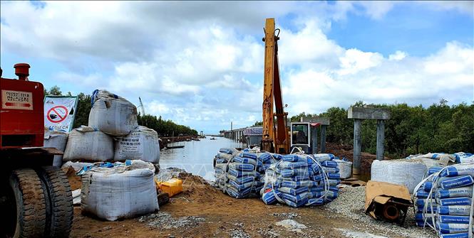 Trong ảnh: Khẩn trương thi công công trình điện gió tại Sóc Trăng. Ảnh: Trung Hiếu-TTXVN