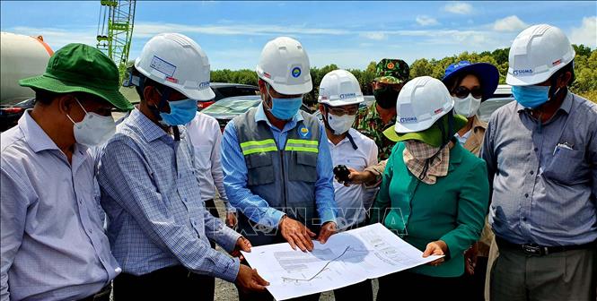 Trong ảnh: Lãnh đạo Tỉnh ủy, UBND tỉnh Sóc Trăng kiểm tra tiến độ các công trình điện gió. Ảnh: Trung Hiếu-TTXVN