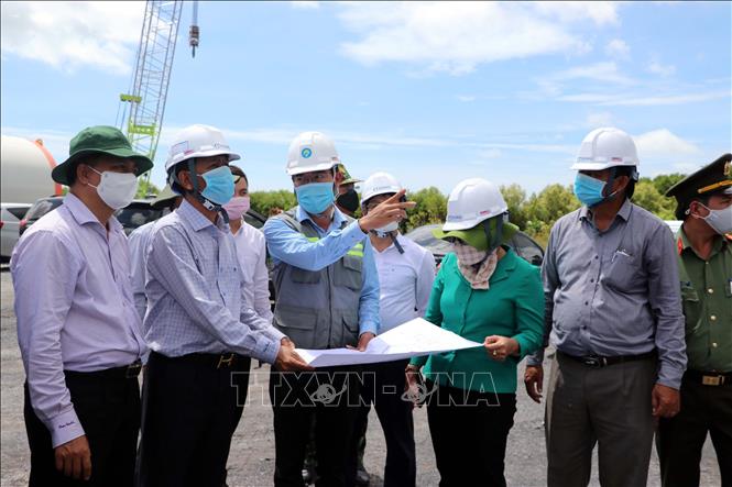 Trong ảnh: Lãnh đạo Tỉnh ủy, UBND tỉnh Sóc Trăng kiểm tra tiến độ các công trình điện gió. Ảnh: Trung Hiếu-TTXVN