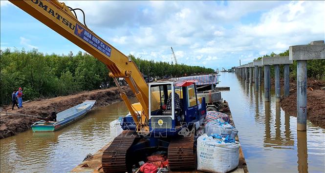Trong ảnh: Thi công công trình đường dẫn ra các trụ điện gió ngoài biển tại Sóc Trăng. Ảnh: Trung Hiếu-TTXVN