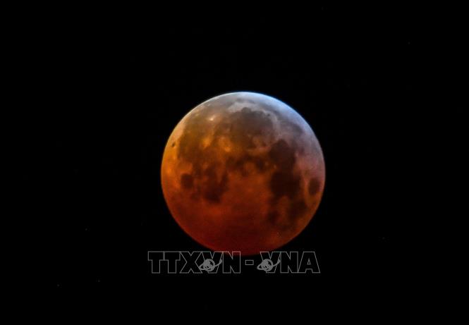 Trong ảnh (tư liệu): Hiện tượng Siêu Trăng Máu trên bầu trời Godewaersvelde, miền Bắc Pháp ngày 21/1/2019. Ảnh: AFP/TTXVN