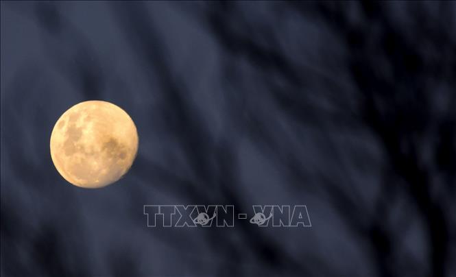 Trong ảnh: Hiện tượng Siêu Trăng Máu trên bầu trời thủ đô Asuncion, Paraguay ngày 24/5/2021. Ảnh: AFP/TTXVN