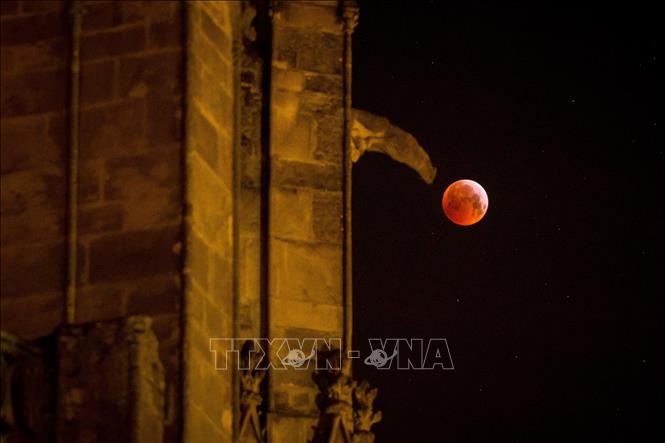 Trong ảnh: Hiện tượng Siêu Trăng Máu trên bầu trời Tours, miền Trung Pháp ngày 21/1/2019. Ảnh: AFP/TTXVN