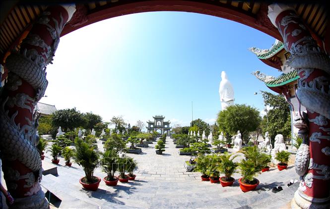 Trong ảnh: Từ Chánh điện nhìn ra khu vườn tượng các vị La Hán của Chùa Linh Ứng - Bãi Bụt. Ảnh: Trần Lê Lâm - TTXVN 
