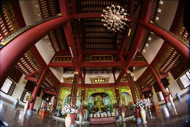 Trong ảnh: Bên trong Chánh điện của Chùa Linh Ứng - Bãi Bụt. Ảnh: Trần Lê Lâm - TTXVN 