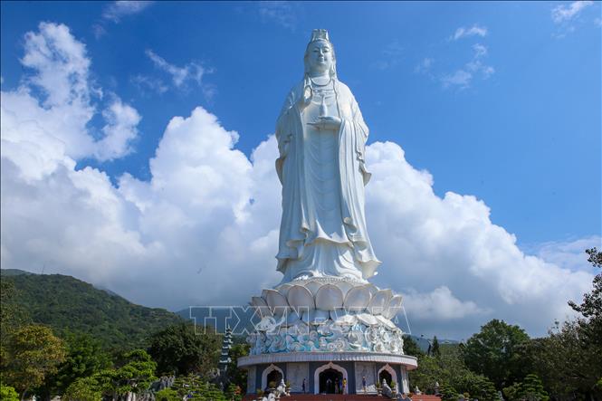 Trong ảnh: Thánh tượng Bồ Tát Quán Thế Âm với chiều cao 67m, đường kính tòa sen dưới chân tượng 35m là điểm nhấn độc đáo trong Quần thể Chùa Linh Ứng - Bãi Bụt. Ảnh: Trần Lê Lâm - TTXVN 