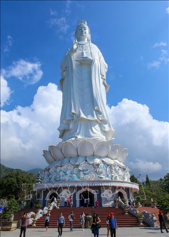 Trong ảnh: Thánh tượng Bồ Tát Quán Thế Âm với chiều cao 67m, đường kính tòa sen dưới chân tượng 35m là điểm nhấn độc đáo trong Quần thể Chùa Linh Ứng - Bãi Bụt. Ảnh: Trần Lê Lâm - TTXVN 