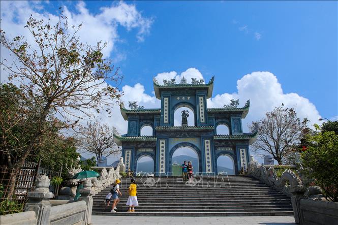 Trong ảnh: Cổng Tam Quan đường dẫn vào Quần thể Chùa Linh Ứng - Bãi Bụt. Ảnh: Trần Lê Lâm - TTXVN 