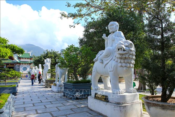 Trong ảnh: 18 tượng đá các vị La Hán được sắp đặt dọc hai bên đường vào Chánh điện trong Quần thể Chùa Linh Ứng - Bãi Bụt. Ảnh: Trần Lê Lâm - TTXVN 