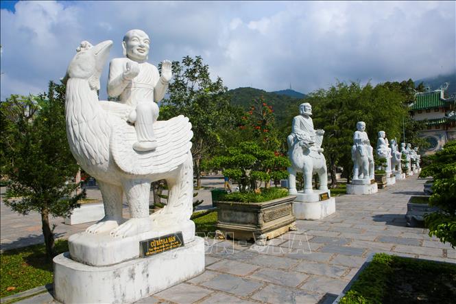 Trong ảnh: 18 tượng đá lớn là các vị La Hán được sắp đặt dọc hai bên đường vào Chánh điện trong Quần thể Chùa Linh Ứng - Bãi Bụt. Ảnh: Trần Lê Lâm - TTXVN 
