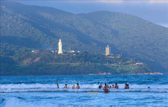 Trong ảnh: Quần thể Chùa Linh Ứng - Bãi Bụt tựa lưng vào núi hướng nhìn ra biển. Ảnh: Trần Lê Lâm - TTXVN 