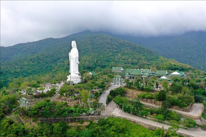 Trong ảnh: Chùa Linh Ứng – Bãi Bụt tọa lạc trên Bán đảo Sơn Trà (Đà Nẵng). Ảnh: Trần Lê Lâm - TTXVN 