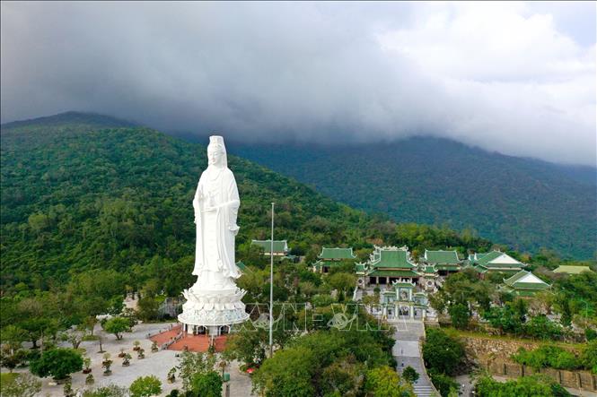 Trong ảnh: Tượng Bồ Tát Quán Thế Âm và khu vực Chánh điện của Chùa Linh Ứng - Bãi Bụt. Ảnh: Trần Lê Lâm - TTXVN 