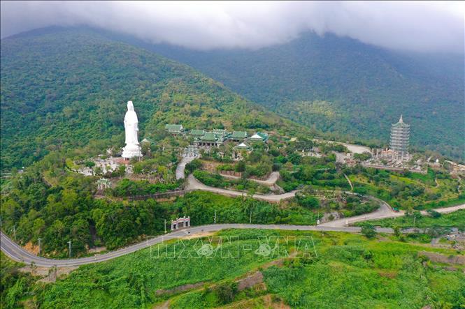 Trong ảnh: Toàn cảnh Chùa Linh Ứng – Bãi Bụt tọa lạc trên Bán đảo Sơn Trà (Đà Nẵng). Ảnh: Trần Lê Lâm - TTXVN 