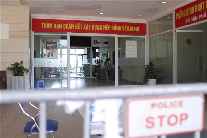 Trong ảnh: Lối vào tòa nhà CT1-2 N2 chung cư 183 Hoàng Văn Thái, phường Khương Trung bị phong tỏa. Ảnh: Hoàng Hiếu - TTXVN 