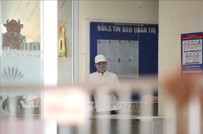 Trong ảnh: Người dân sống trong toà nhà CT1-2 N2 chung cư 183 Hoàng Văn Thái khi bị phong tỏa tạm thời. Ảnh: Hoàng Hiếu - TTXVN 