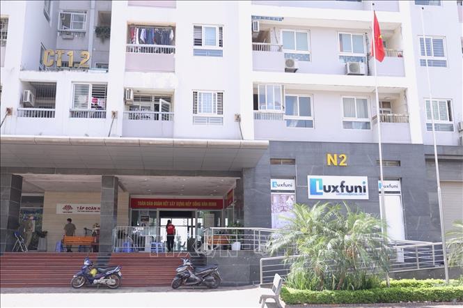 Trong ảnh: Toà nhà CT1-2 N2 chung cư 183 Hoàng Văn Thái, phường Khương Trung tạm thời bị phong tỏa. Ảnh: Hoàng Hiếu - TTXVN 