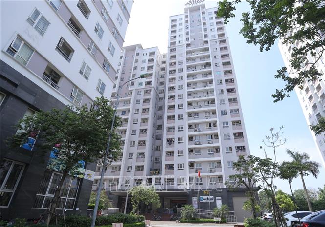 Trong ảnh: Toà nhà CT1-2 N2 (giữa) chung cư 183 Hoàng Văn Thái, phường Khương Trung tạm thời bị phong tỏa. Ảnh: Hoàng Hiếu - TTXVN 