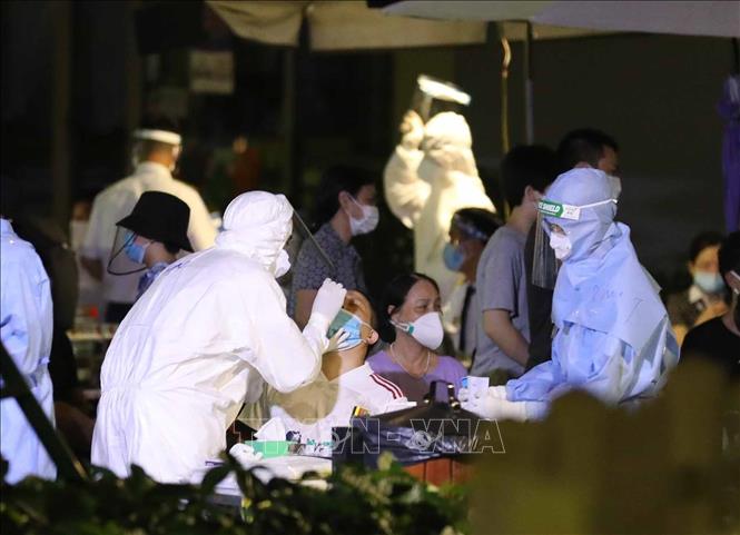 Trong ảnh: Lấy mẫu xét nghiệm COVID-19 cho cư dân tòa Park 11 - Times City. Ảnh: Thanh Tùng - TTXVN