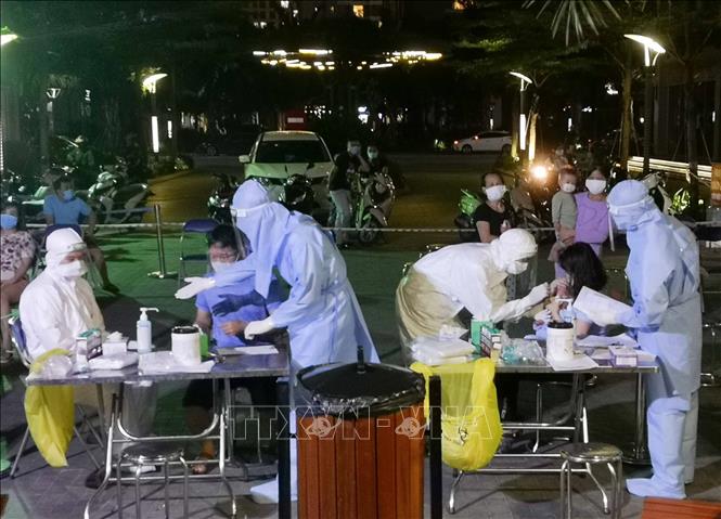 Trong ảnh: Lấy mẫu xét nghiệm COVID-19 cho cư dân tòa Park 11 - Times City. Ảnh: Thanh Tùng - TTXVN