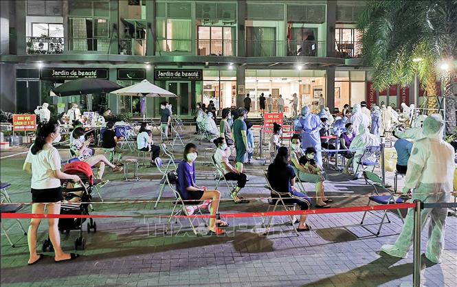 Trong ảnh: Cư dân tòa Park 11 - Times City đợi lấy mẫu xét nghiệm COVID-19. Ảnh: Thanh Tùng - TTXVN 