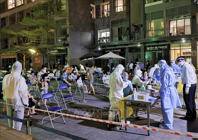 Trong ảnh: Cư dân tòa Park 11 - Times City đợi lấy mẫu xét nghiệm COVID-19. Ảnh: Thanh Tùng - TTXVN 