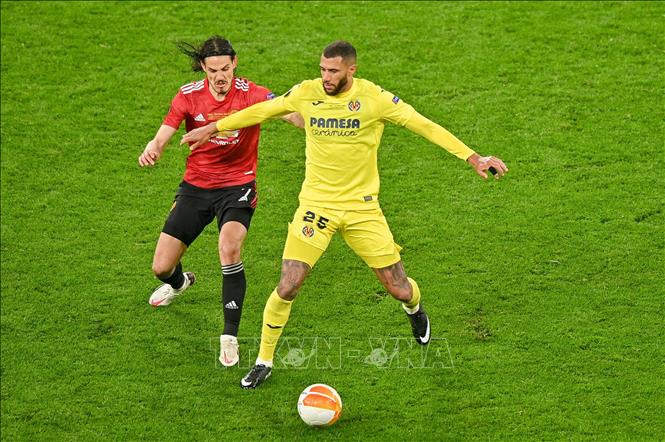 Trong ảnh: Pha tranh bóng giữa tiền đạo Edinson Cavani (trái) của Manchester United với tiền vệ Etienne Capoue của Villarreal trong trận chung kết UEFA Europa League trên sân Gdansk, Ba Lan ngày 26/5/2021. Ảnh: THX/TTXVN